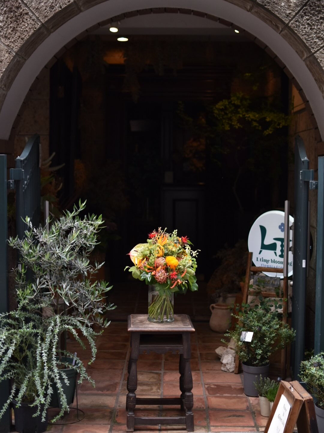 Propose bouquet. 
