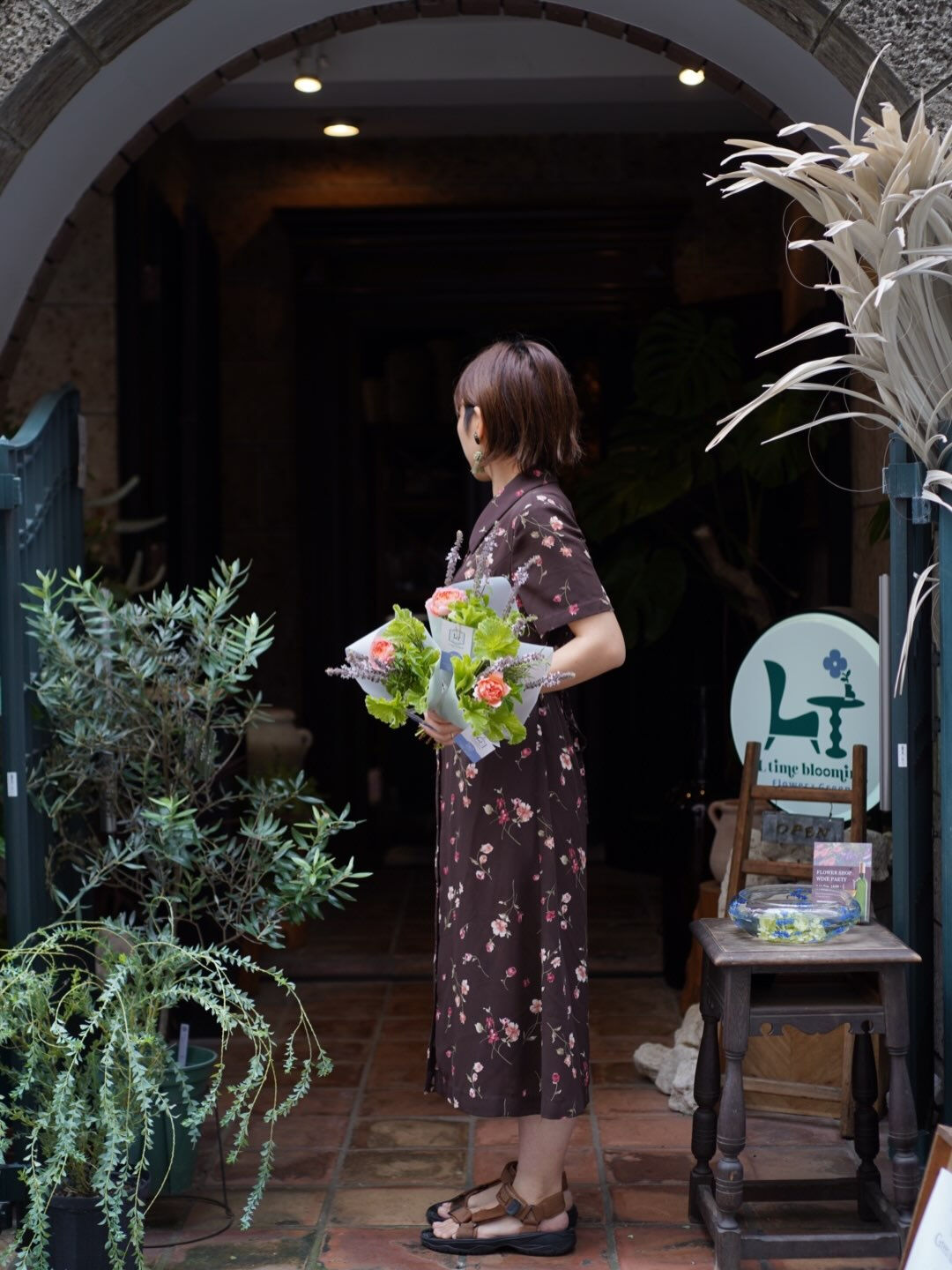 Flower shop wine party. 🥂
